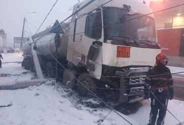 O autocisternă încărcată cu carburanți a retezat un stâlp de electricitate la Bușteni