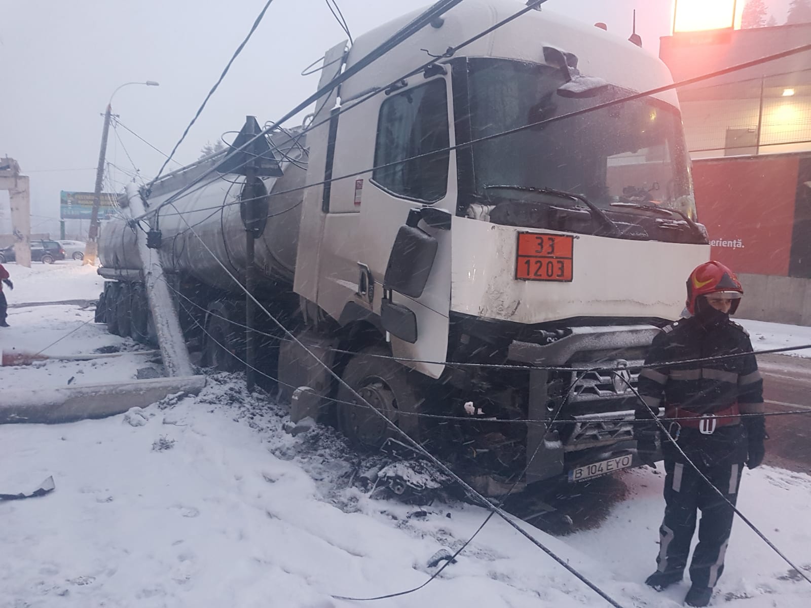 O autocisternă încărcată cu carburanți a retezat un stâlp de electricitate la Bușteni