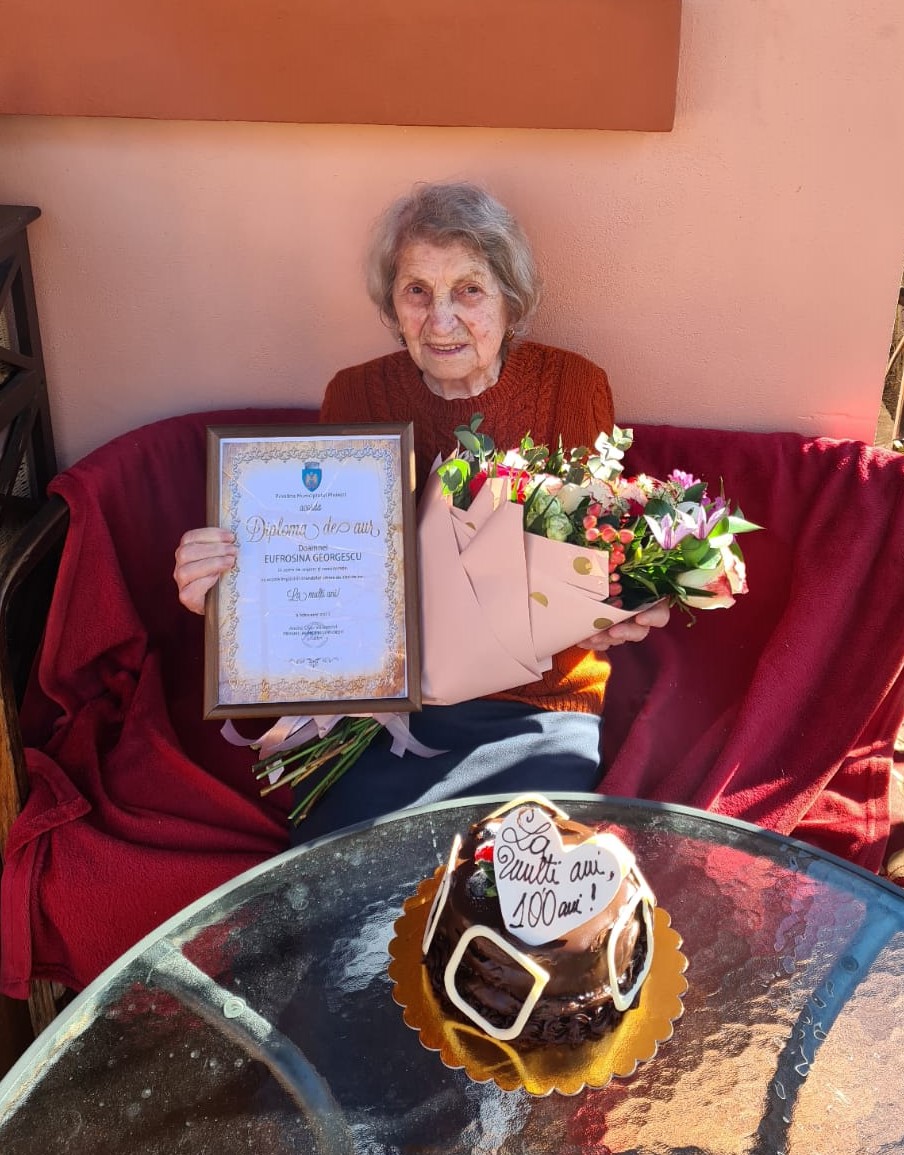 Ploieșteanca Eufrosina Georgescu, sărbătorită de Primărie la împlinirea vârstei de 100 de ani Ploieșteanca Eufrosina Georgescu, sărbătorită de Primărie la împlinirea vârstei de 100 de ani