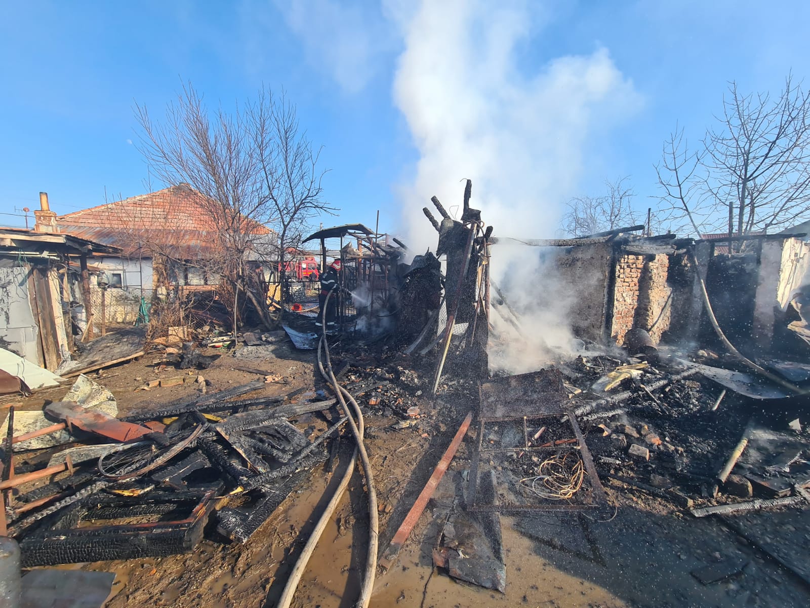 O casă s-a făcut scrum în incendiu, la Măgureni (imagini ale dezastrului)