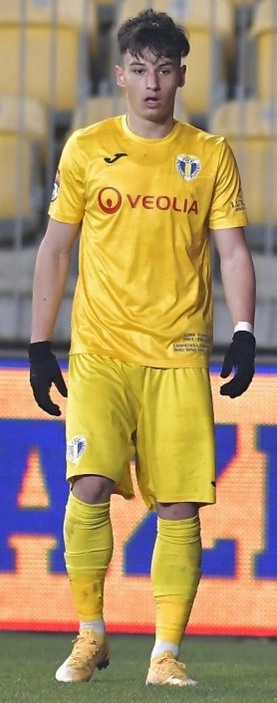 Nu-l condamnați pe tânărul petrolist Mihai Constantinescu pentru ceea ce NU a făcut! I se poate totuși spune că prezența într-o casă de pariuri, chiar dacă fără a miza, nu-i bună deloc pentru viitor, “trăgând înapoi” jucători mai cu nume!