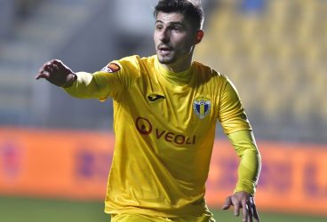 A meritat așteptarea, Romario, nu-i așa? Să ai așa un debut la echipa orașului tău, cu deschiderea “balului” și, apoi, “stingerea”, împreună cu “moșul” Buhăescu, ce minunat! Petrolul, echipă de… Liga 1 contra Iașiului, urcă în “sferturi”!