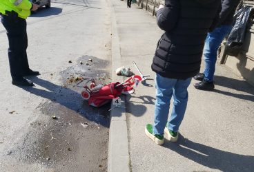 Persoană cu dizabilități lovită de un taxi Mercedes la trecerea de pietoni din fața Maternității (imagini)