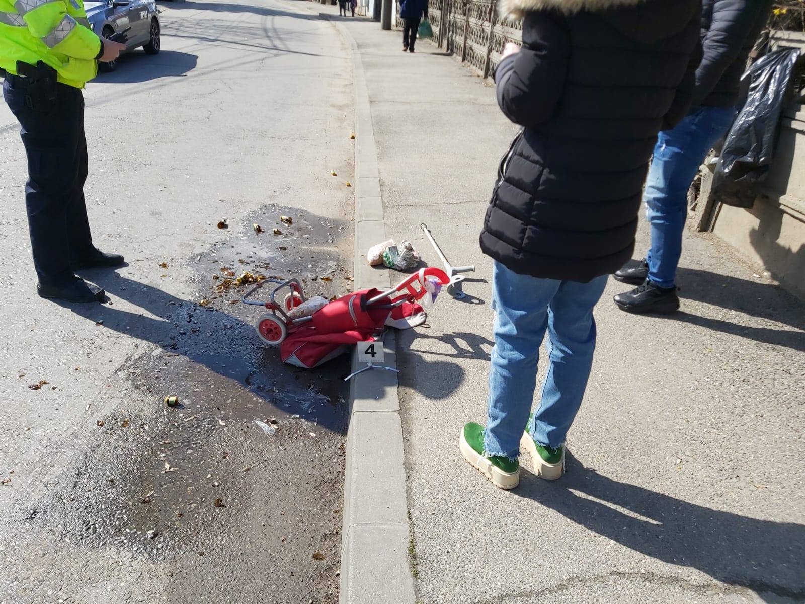 Persoană cu dizabilități lovită de un taxi Mercedes la trecerea de pietoni din fața Maternității (imagini)
