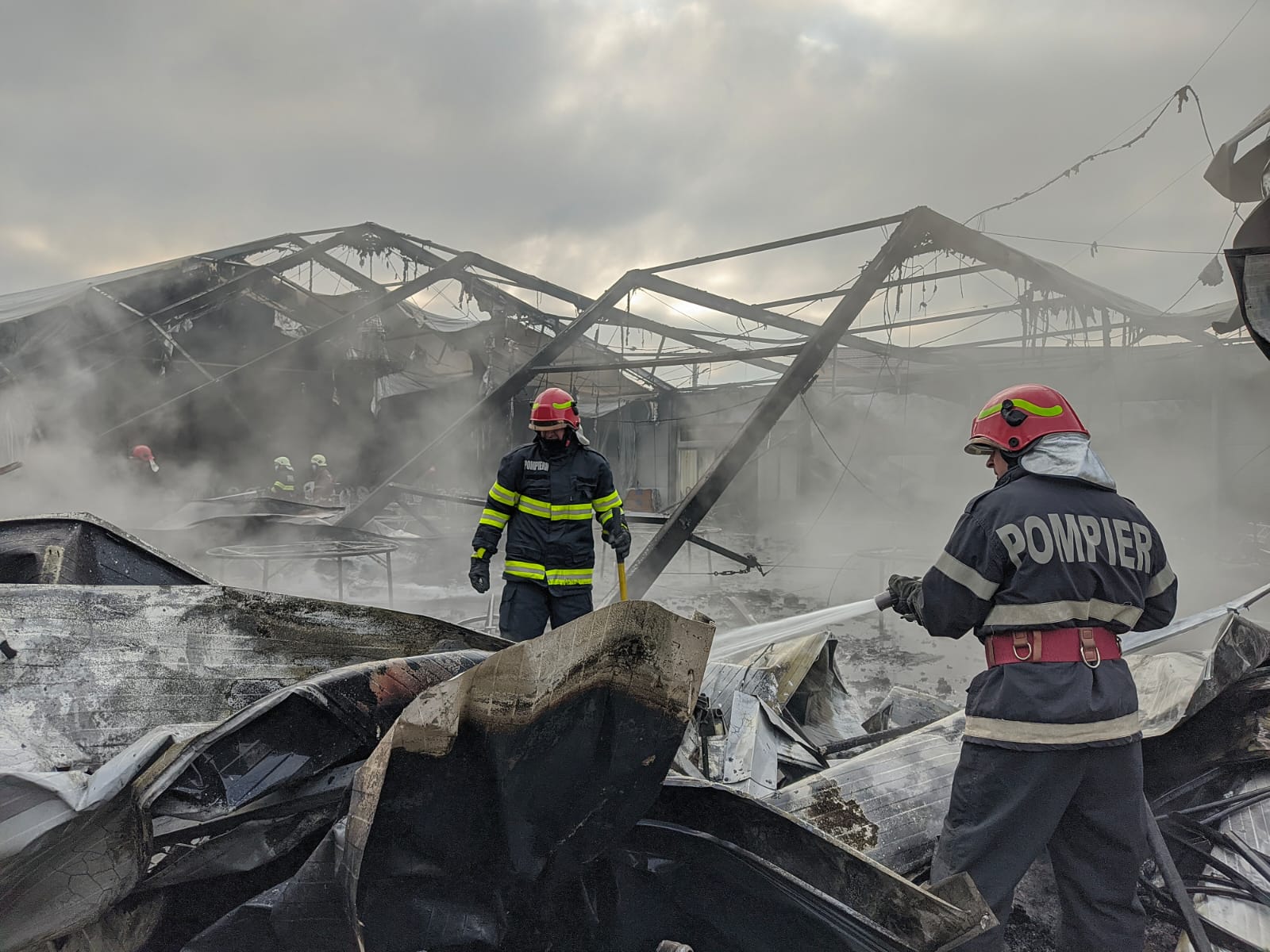 Un cort de eveniment s-a făcut scrum, la Strejnic Un cort de eveniment s-a făcut scrum, la Strejnic