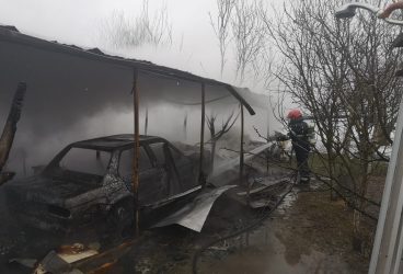 La Breaza a ars o magazie cu autovehiculul din ea