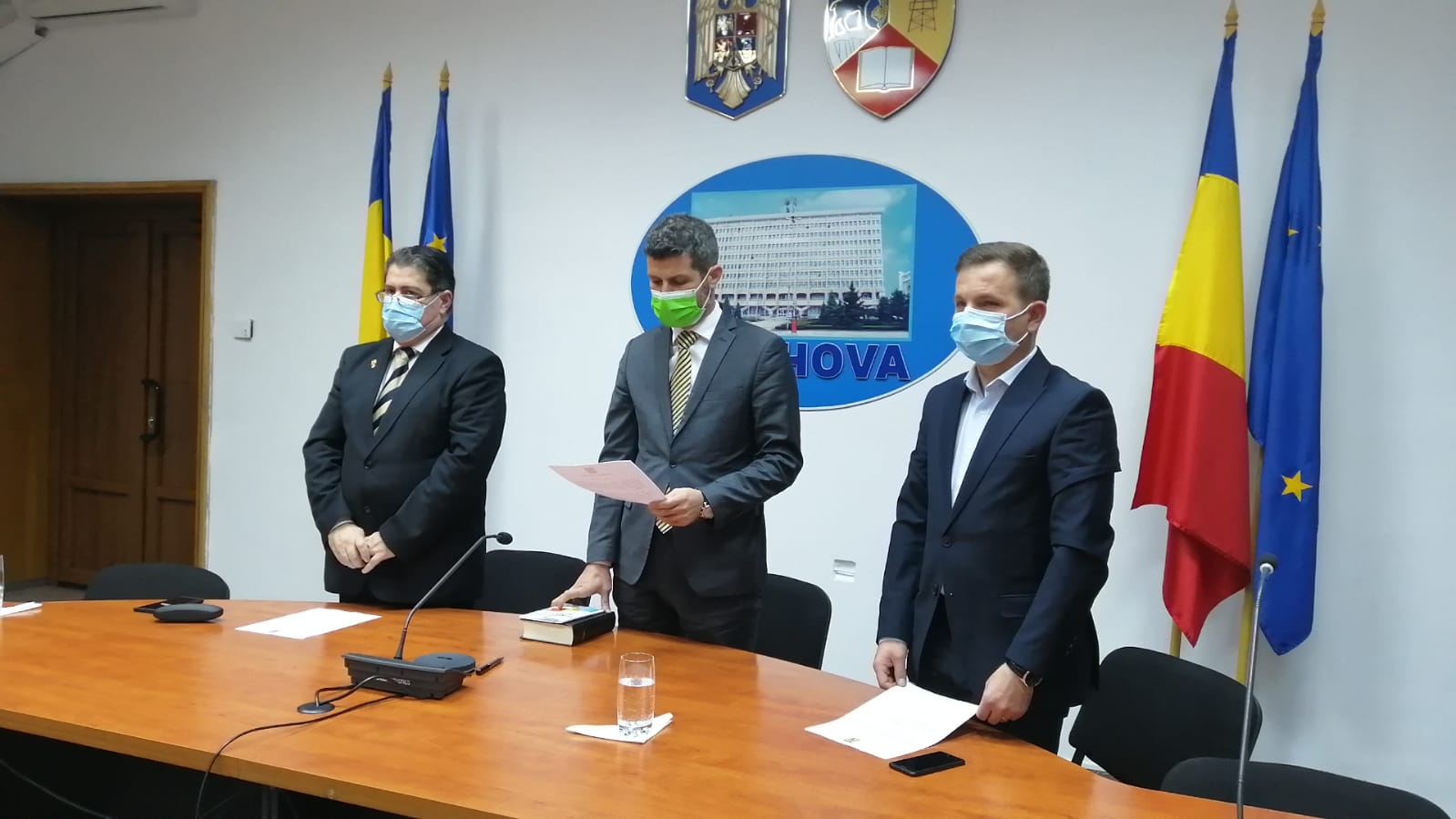 Prefectul Cristian Ionescu și doi noi subprefecți au depus azi jurământul