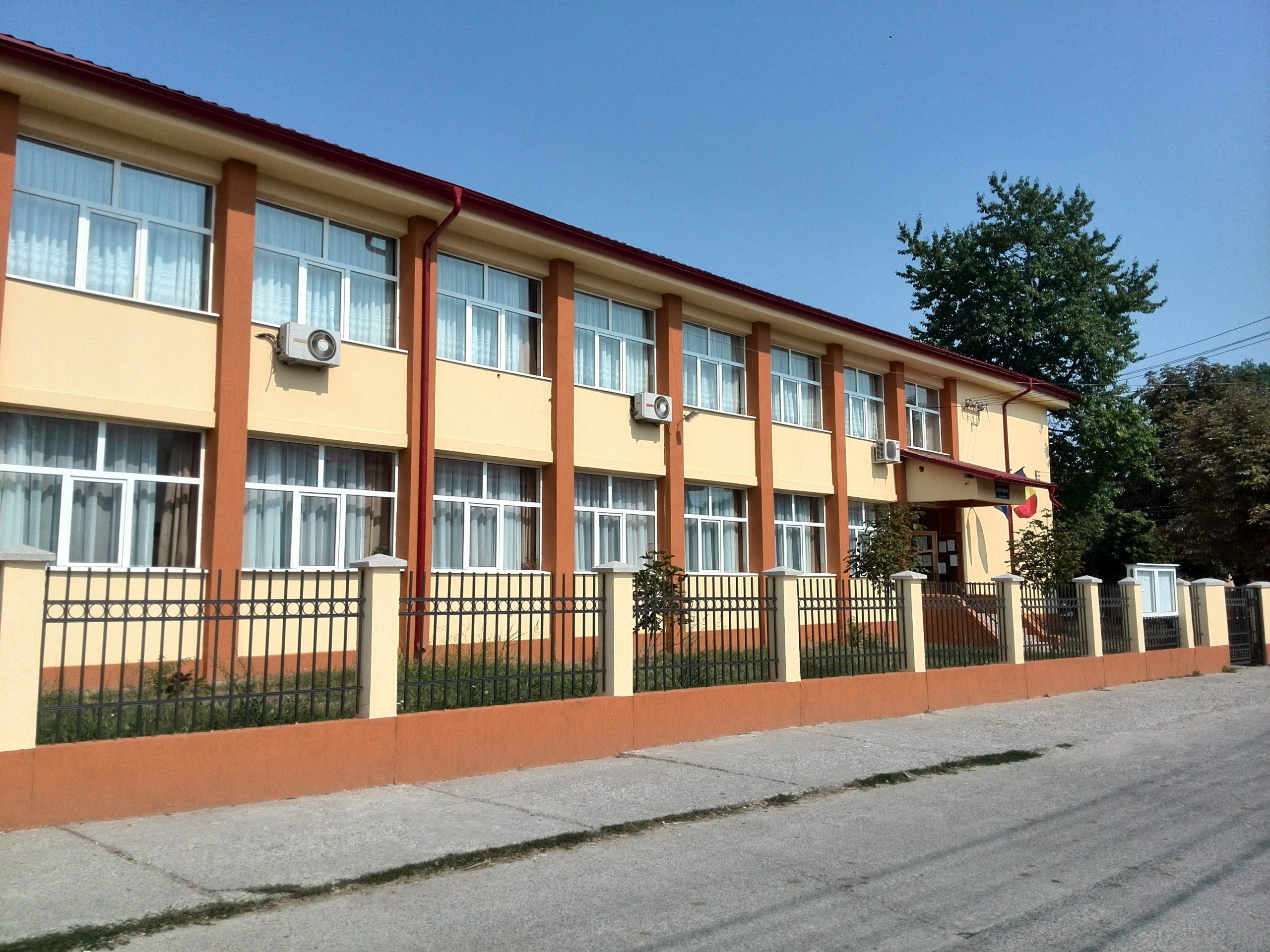 Laptopuri din partea Primăriei pentru elevii eminenți din Filipeștii de Pădure