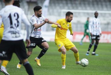 Cu o victorie obținută prin viciere de rezultat și un meci de doi lei poți accede în play-off! Cu două “blaturi” exact când trebuie, ajungi, la fel, în ultima fază a campionatului Ligii a II-a! Nedreptățită și apoi câștigând degeaba în deplasare, joci în play-out! Așa e când unele se “aud”, iar pentru altele nu există nici ochi, nici urechi!