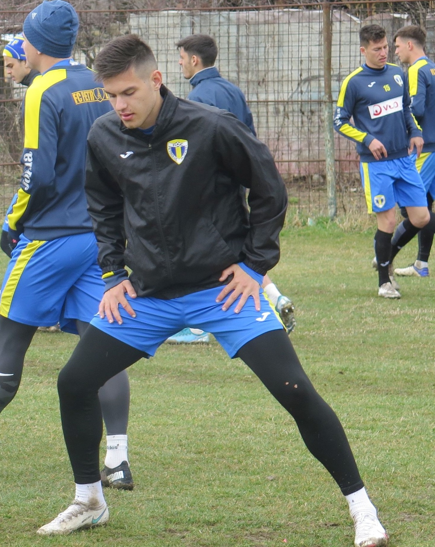 De ce nu este prezent foarte tânărul petrolist Adrian Nicolae la turneul din Ungaria al echipei naționale de juniori “U 18” a României. În privința absențelor lui Mihai Constantinescu și Mario Bratu dintre tricolorii “U 19” s-a elucidat “misterul”!