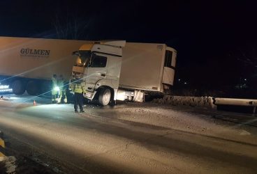 Imagini cu tir-ul derapat, gata să cadă în râul Prahova