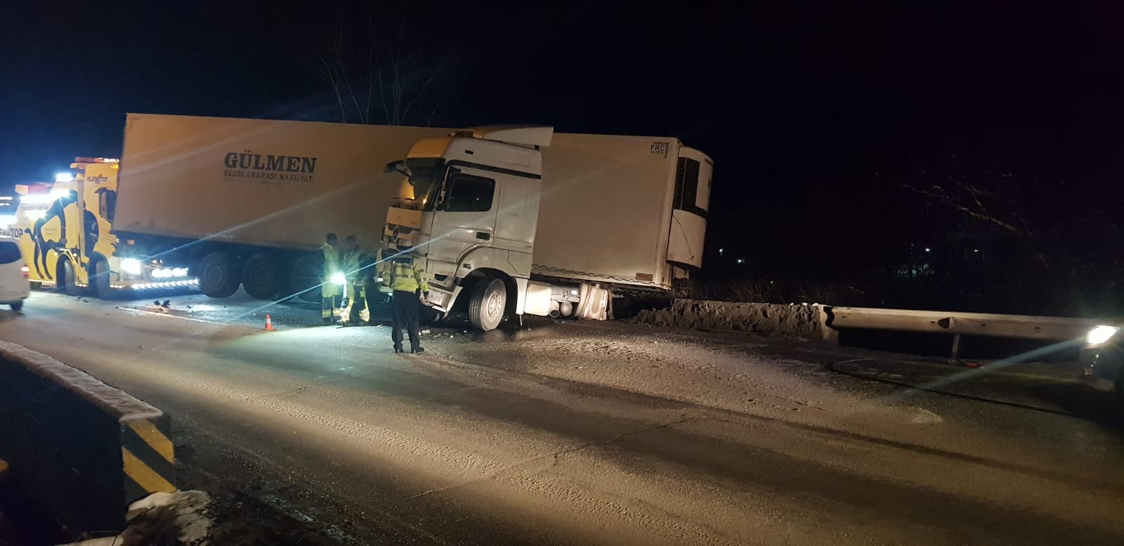 Imagini cu tir-ul derapat, gata să cadă în râul Prahova Imagini cu tir-ul derapat, gata să cadă în râul Prahova