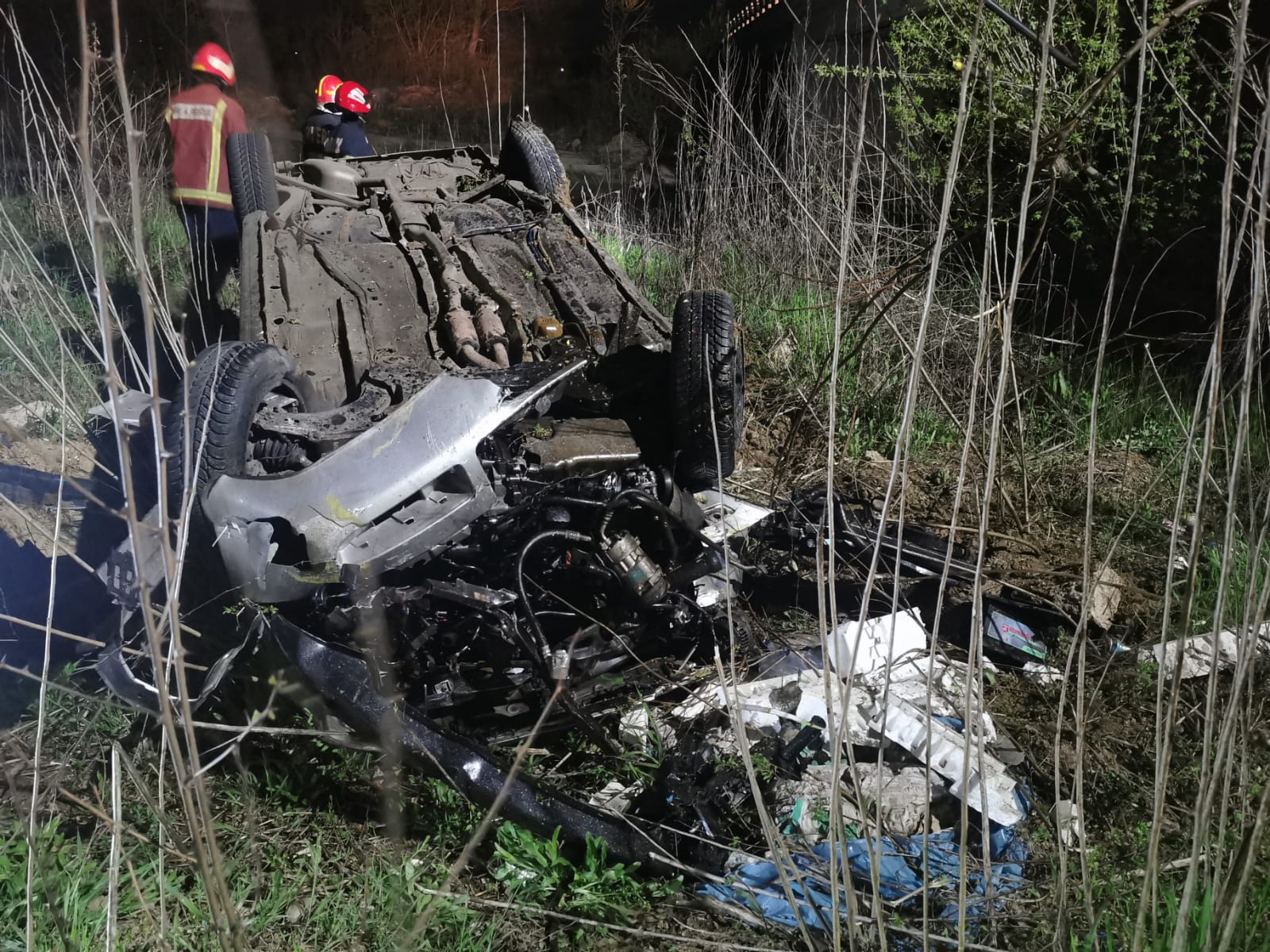 Un autoturism s-a prăbușit de pe pod pe conducta de alimentare cu gaze a unui sat din Prahova Un autoturism s-a prăbușit de pe pod pe conducta de alimentare cu gaze a unui sat din Prahova