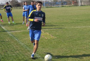 Astăzi, de 1 aprilie, delegația Petrolului a luat (direct) cap-compas Reșița, acolo unde va debuta în play-out! În lot se află și cel mai de viitor junior, mijlocașul Alin Boțogan, căpitanul echipei “U 17”! Derbiul de la Viitorul Pandurii, amânat sine die