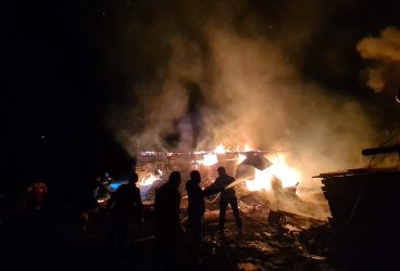 Casă mistuită de flăcări, azi noapte, la Scorțeni