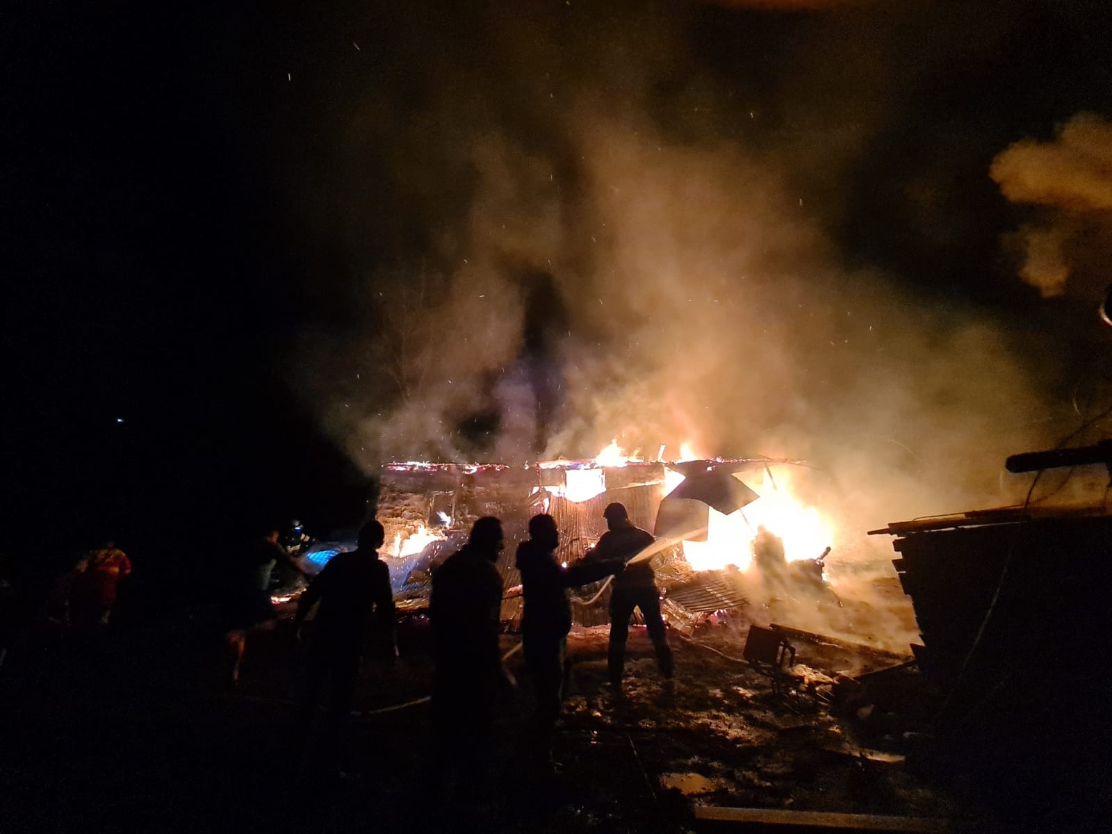 Casă mistuită de flăcări, azi noapte, la Scorțeni