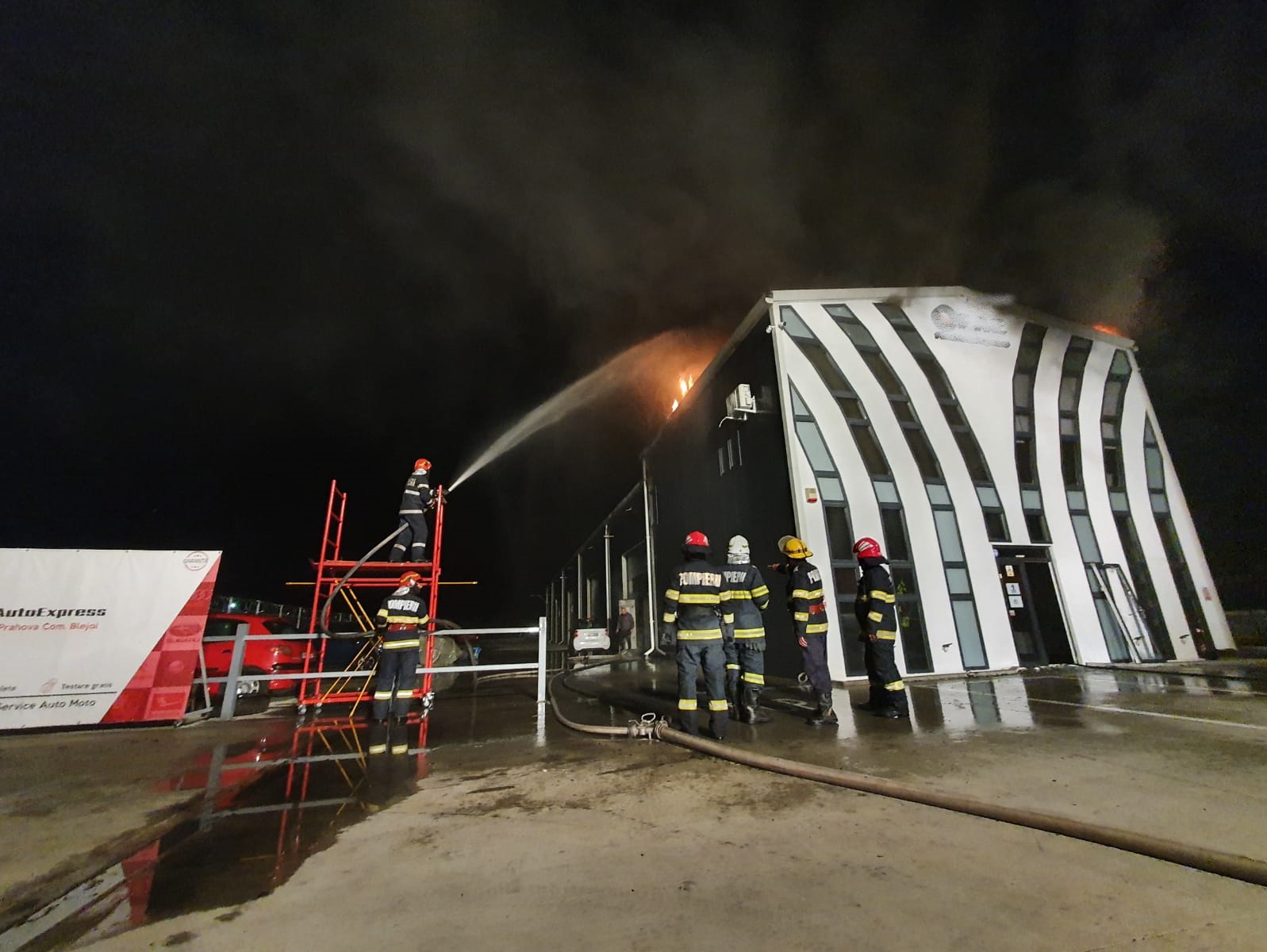 Azi noapte, incendiu la un service auto din vecinătatea Ploieștiului