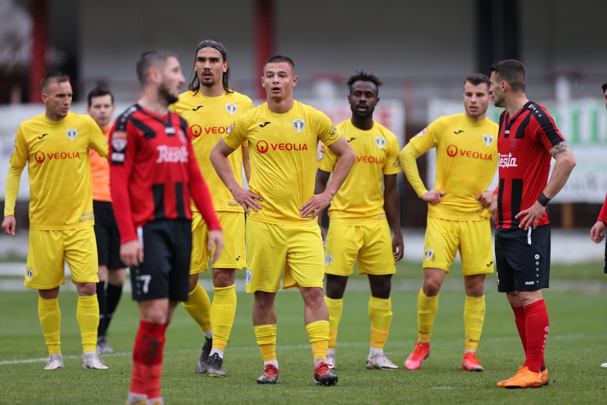 Dominare cvasi-totală, ocazii destule, dar numai victorie la limită a Petrolului, în Valea Domanului! “Lupii” au trecut pe locul 1, în Grupa B din play-out, decisiv fiind căpitanul cu numărul 2, fostul internațional albanez Vajushi