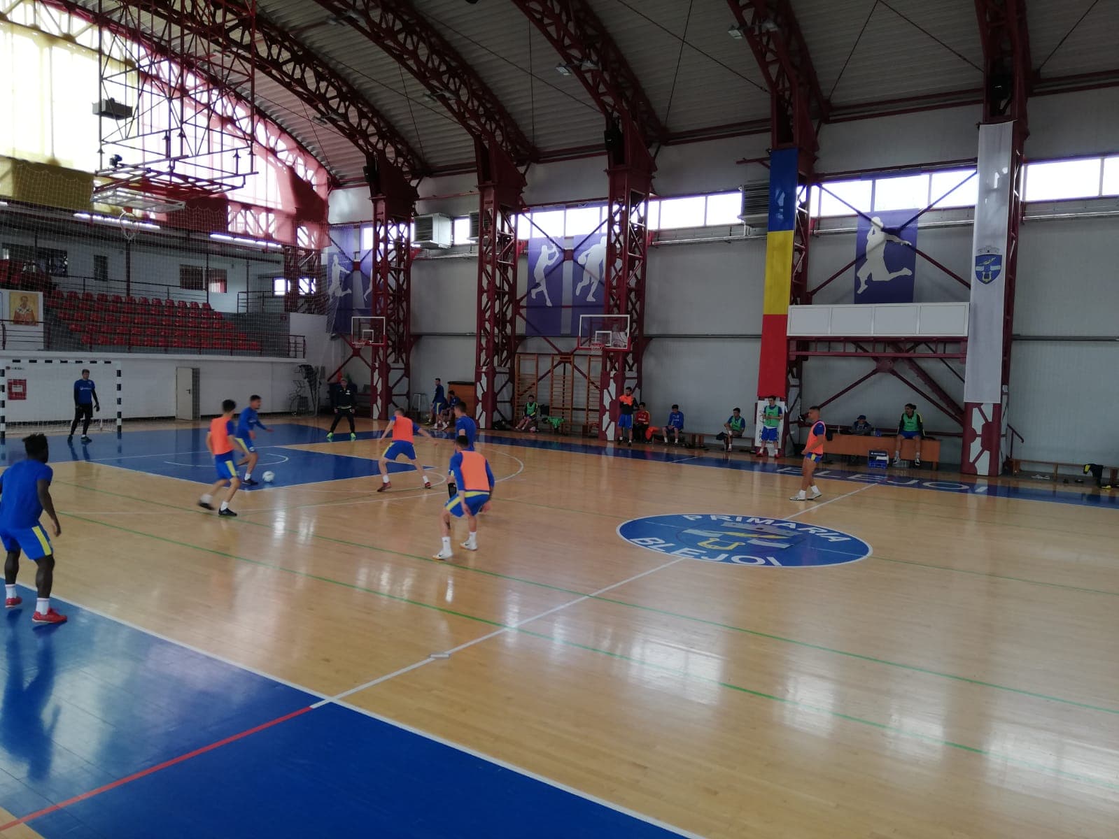 Nostalgii de… iarnă pentru jucătorii de la Petrolul? În mijlocul primăverii, Tavi Grigore și-a dus “lupii”, în Joia Mare, la un futsal în moderna sală din Blejoi!