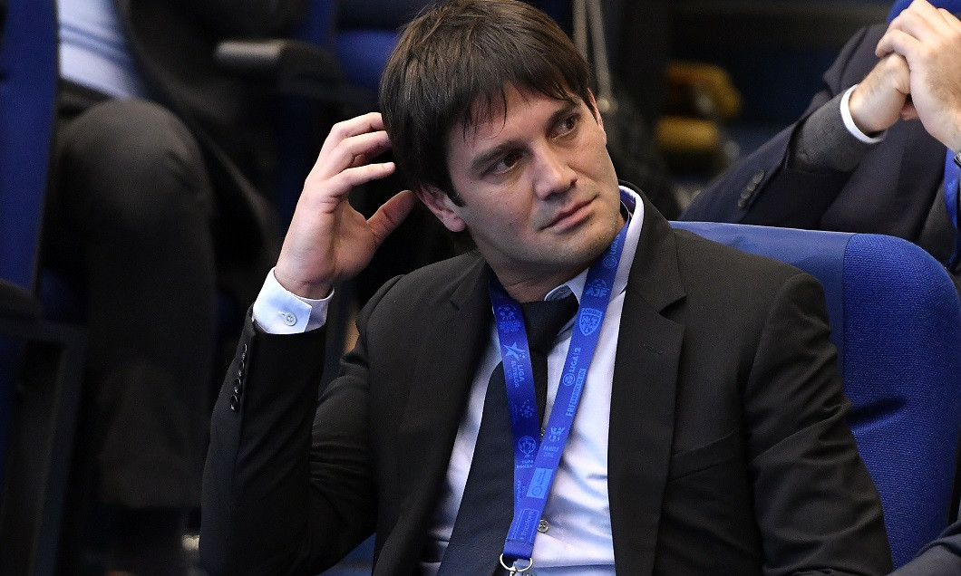 Se întreba un coleg de breaslă ce nevoie ar avea Cristi Chivu de Petrolul. Mă întreb, la rândul meu: Petrolul o avea nevoie de Cristi Chivu?