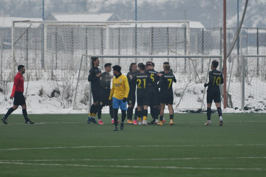 Aproape o lună de vacanță de vară pentru jucătorii de la Petrolul. Reluarea pregătirilor se va face în a doua decadă a lunii iunie, iar cantonamentul dintre sezoane posibil să fie organizat în același loc ca și cel de iarnă Aproape o lună de vacanță de vară pentru jucătorii de la Petrolul. Reluarea pregătirilor se va face în a doua decadă a lunii iunie, iar cantonamentul dintre sezoane posibil să fie organizat în același loc ca și cel de iarnă