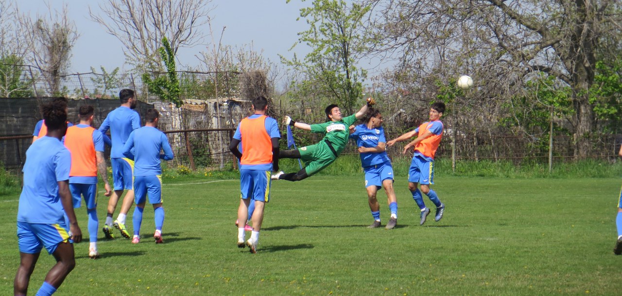 La ultimul meci din acest campionat, Petrolul va fi fără căpitan și un fost titular al Astrei! În Săptămâna Mare, după o partidă de futsal în sala din Blejoi, “lupii” au avut parte de un triunghiular în familie la Pleașa, în aer liber, privind și la un… banner acuzator la adresa lui Octavian Grigore!