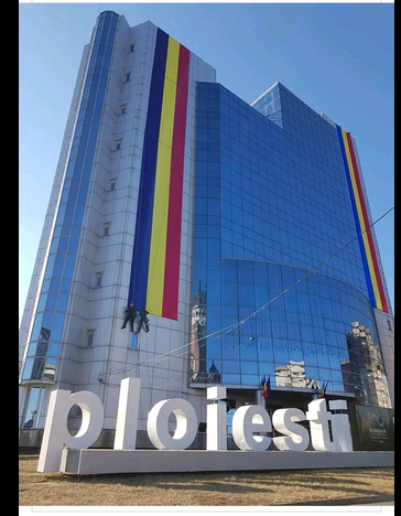 Marți, cu trei ore înaintea ultimului meci-test al “lupilor”, edilul-șef al Ploieștilor se vede cu suporterii organizați. Scopul? Dosarul licitației celor șase mărci “Petrolul”