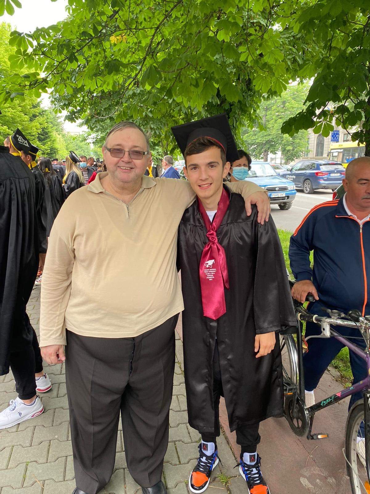 Juniori “U 19” ai Petrolului au terminat cursurile clasei a XII-a la prestigiosul colegiu național “Mihai Viteazul”, din Ploiești. Mijlocașul de bandă Mario Bratu și portarul Petru Marinache, printre emoționații elevi! Juniori “U 19” ai Petrolului au terminat cursurile clasei a XII-a la prestigiosul colegiu național “Mihai Viteazul”, din Ploiești. Mijlocașul de bandă Mario Bratu și portarul Petru Marinache, printre emoționații elevi!