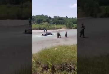 O mașină cu doi ocupanți, luată de ape când aceștia o spălau în râul Teleajen