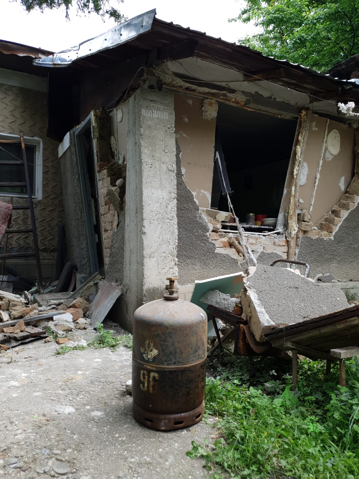 Explozia unei butelii la Șirna a avariat o casă și a rănit grav un tânăr (imagini) Explozia unei butelii la Șirna a avariat o casă și a rănit grav un tânăr (imagini)