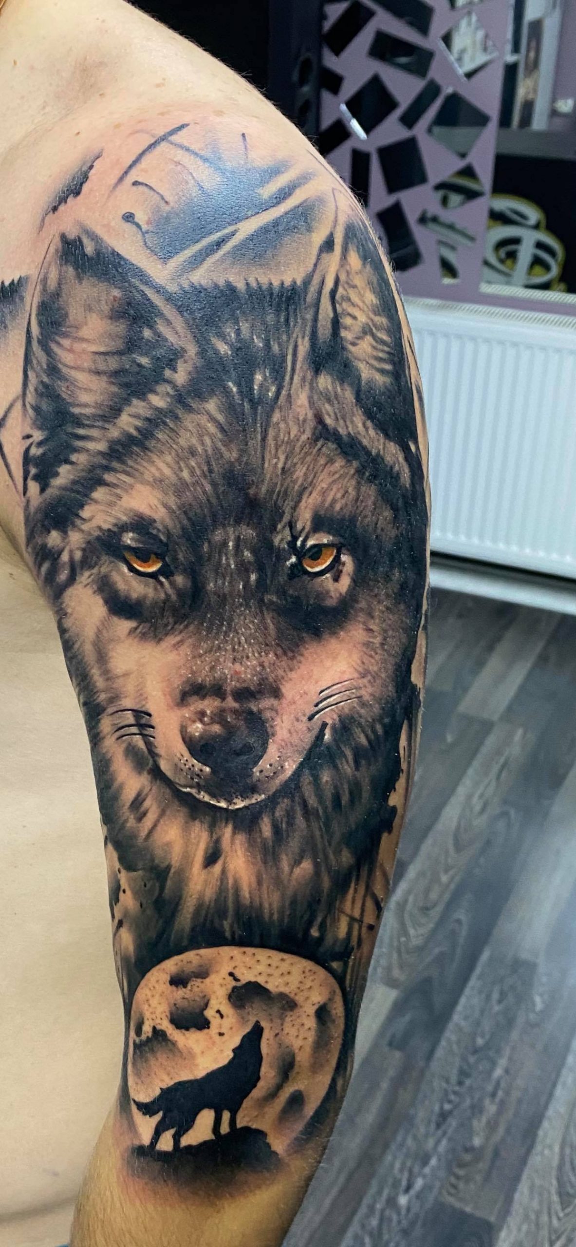 Un fotbalist al echipei de prim eșalon Gaz Metan Mediaș nu își ascunde semnele pasiunii pentru… Petrolul! Și nici nu uită cui îi datorează intrarea pentru prima oară pe un stadion! Un fotbalist al echipei de prim eșalon Gaz Metan Mediaș nu își ascunde semnele pasiunii pentru… Petrolul! Și nici nu uită cui îi datorează intrarea pentru prima oară pe un stadion!