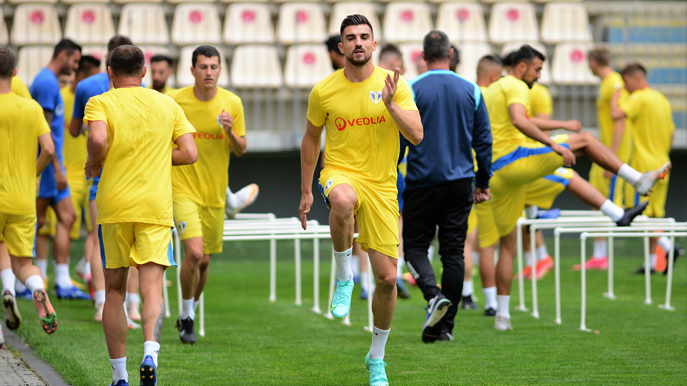 Deși a suferit o accidentare gravă, noul atacant al găzarilor, Marius Coman, este foarte optimist. El speră să revină pe teren și în avanposturi, “mult mai puternic”, cel târziu în luna septembrie! A fost semnat urgent Simon Măzărache, aflat deja la pregătiri Deși a suferit o accidentare gravă, noul atacant al găzarilor, Marius Coman, este foarte optimist. El speră să revină pe teren și în avanposturi, “mult mai puternic”, cel târziu în luna septembrie! A fost semnat urgent Simon Măzărache, aflat deja la pregătiri