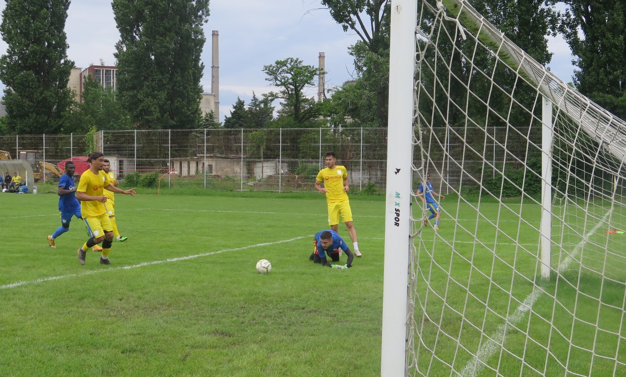 La ACS Petrolul ’52, “galbenul” este mai tare decât… “albastrul”! Sosită duminică la Ploiești, vedeta Armando Vajushi nu a prins meciul-școală de la Brazi, nefiind la zi cu pregătirea