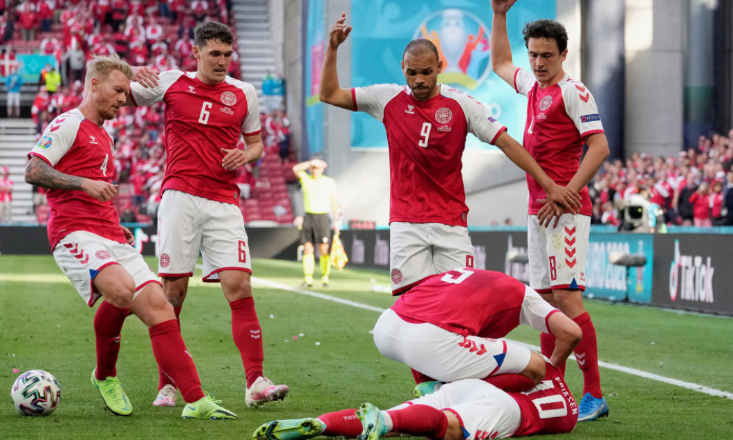 În ziua a doua de la EURO 2020, momente dramatice la Copenhaga! Vedeta Danemarcei, Christian Eriksen, căzut fără suflare pe gazon! Staff-ul medical a intervenit și cu un defibrilator! Meciul cu Finlanda a fost suspendat în minutul 44! În ziua a doua de la EURO 2020, momente dramatice la Copenhaga! Vedeta Danemarcei, Christian Eriksen, căzut fără suflare pe gazon! Staff-ul medical a intervenit și cu un defibrilator! Meciul cu Finlanda a fost suspendat în minutul 44!