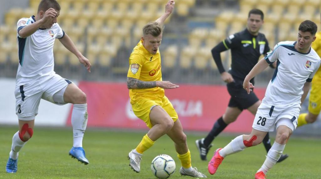 După Marius Coman, Darius Buia și Eugeniu Cebotaru, a mai semnat contract cu Petrolul și “underul” Sergiu Pîrvulescu. Olandezul Bart Meijers a acceptat prelungirea angajamentului său. În stand-by sunt japonezul Sota Mino și românul Simon Măzărache