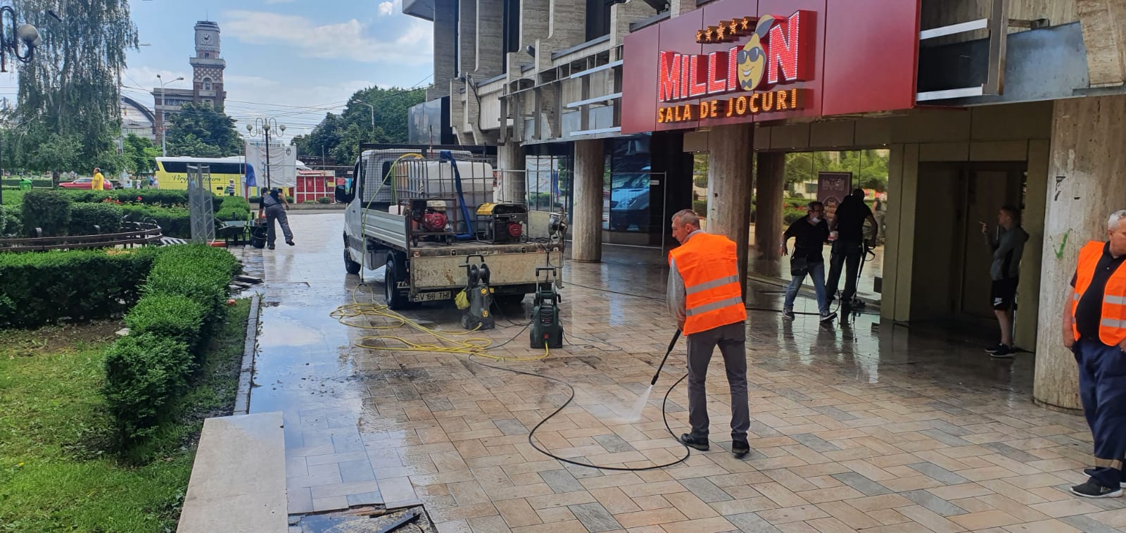 A început refacerea pavajului din zona Omnia – Galeriile Comerciale A început refacerea pavajului din zona Omnia – Galeriile Comerciale