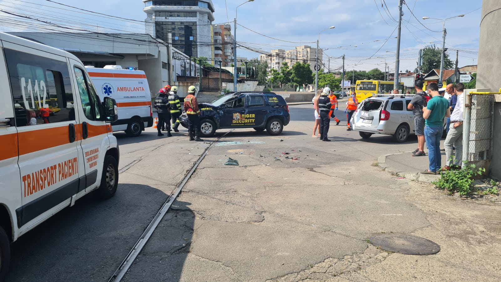 Accident-carambol cu 5 autoturisme în intersecția de la Hotel Prahova Accident-carambol cu 5 autoturisme în intersecția de la Hotel Prahova