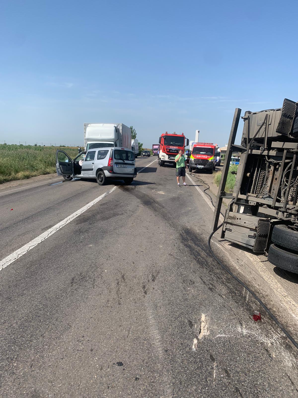 Accident cu autocamion răsturnat și două autoturisme lovite, în apropiere de Mizil (imagini) Accident cu autocamion răsturnat și două autoturisme lovite, în apropiere de Mizil (imagini)