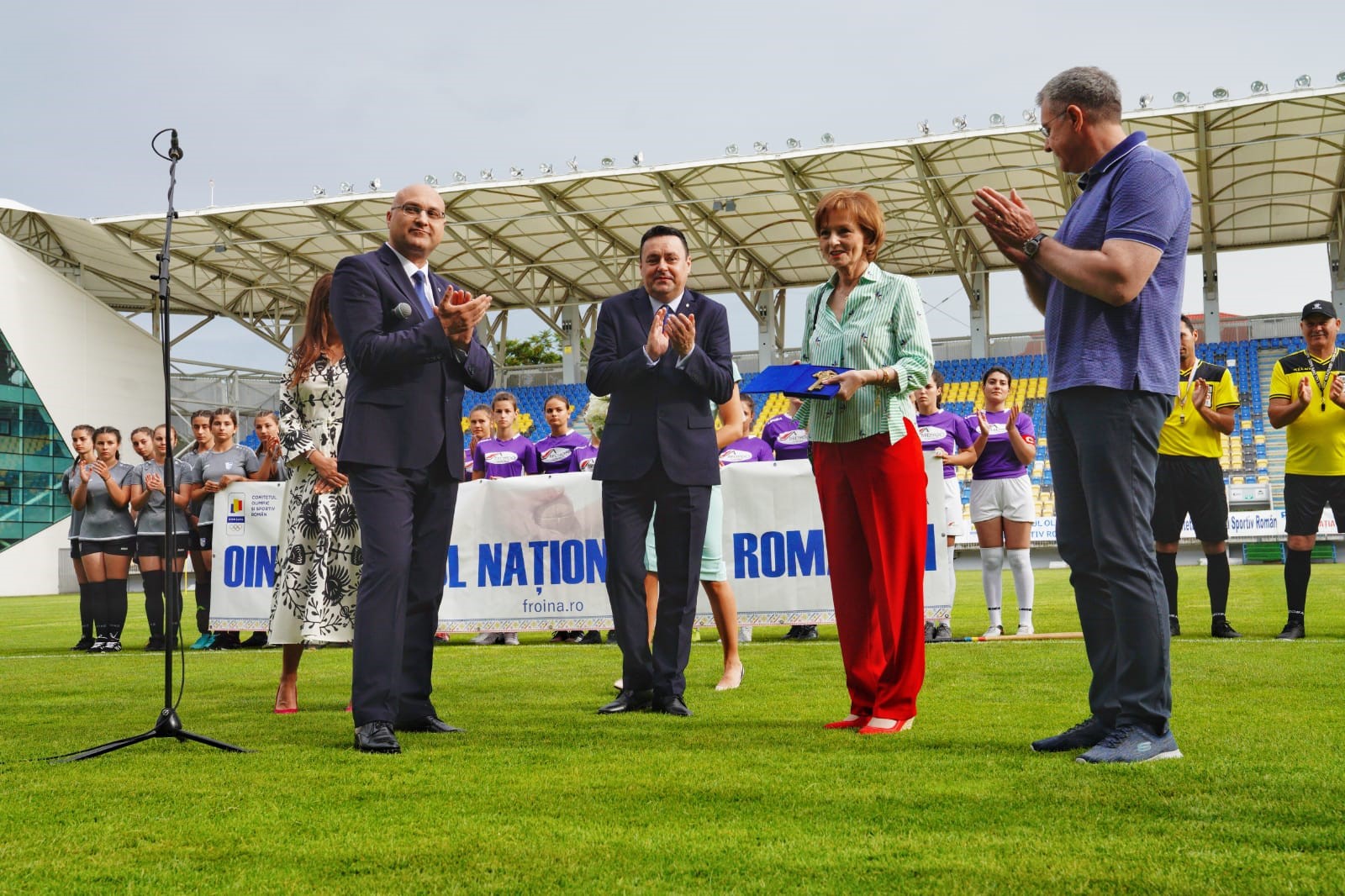 Cheia orașului Ploiești, oferită Custodelui Coroanei, Prințesa Margareta Cheia orașului Ploiești, oferită Custodelui Coroanei, Prințesa Margareta