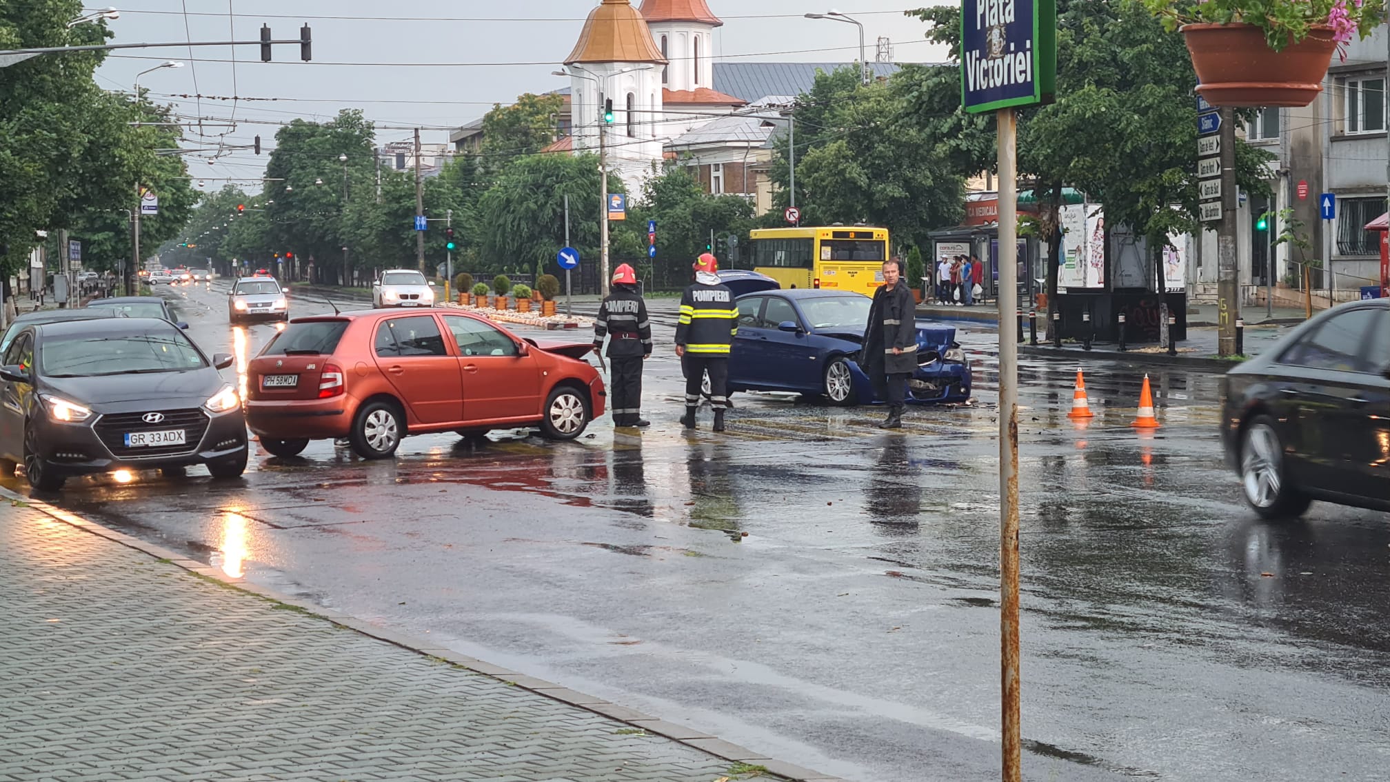 Imagini cu distrugerile provocate de potop în centrul Ploieștiului Imagini cu distrugerile provocate de potop în centrul Ploieștiului