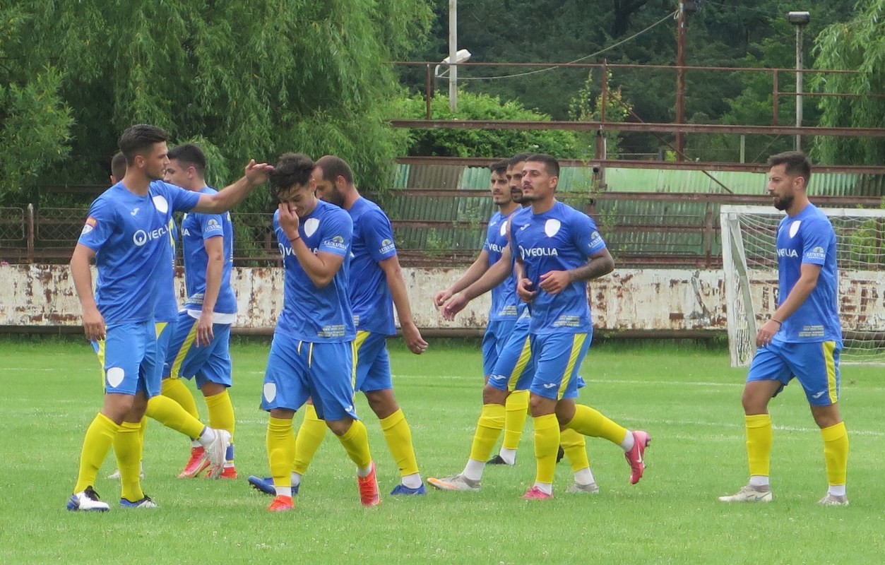 Oră de start schimbată la ultimul meci amical al săptămânii disputat de jucătorii lui Nicolae Constantin. După Farul, o să fie Chindia a doua echipă de Liga 1 învinsă de Petrolul ’52? Oră de start schimbată la ultimul meci amical al săptămânii disputat de jucătorii lui Nicolae Constantin. După Farul, o să fie Chindia a doua echipă de Liga 1 învinsă de Petrolul ’52?