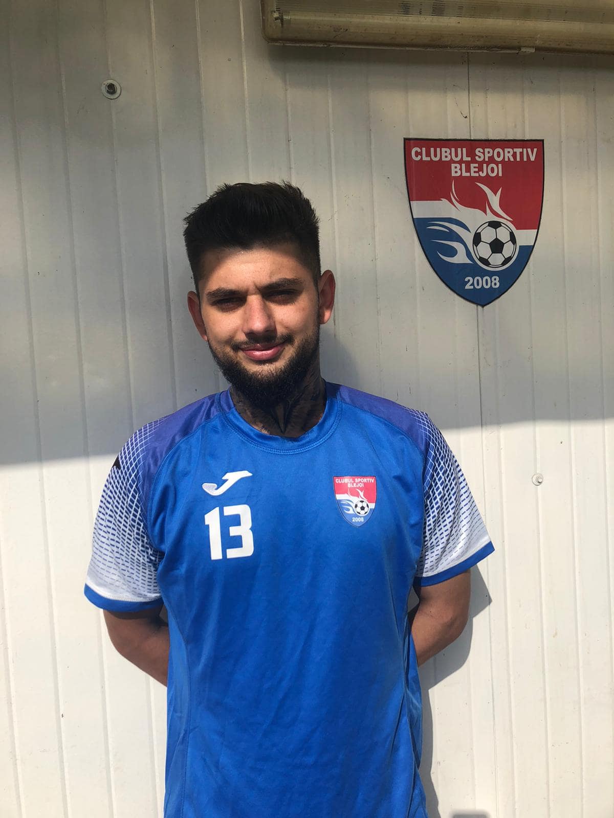 Transfer-bombă, astăzi, pentru divizionara C prahoveană CS Blejoi! Un fost atacant promovat recent în Liga a II-a cu echipa CSA Steaua a semnat un contract întins pe un sezon și a ales numărul cu ghinion, care îi aduce… noroc, însă! Este fiul unui petrolist bine cunoscut de altădată