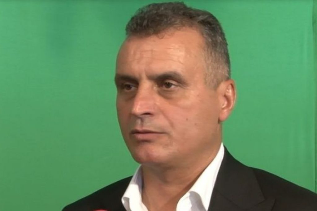 “Am evolua, pe tricouri, atât la meciurile amicale, cât și în cele din campionat, cu stema folosită din 2016, dar s-a întrebat cineva dacă am mai avut voie și după 18 iunie 2021?” – întrebare retorică a președintelui executiv al ACS Petrolul ’52, Costel Lazăr