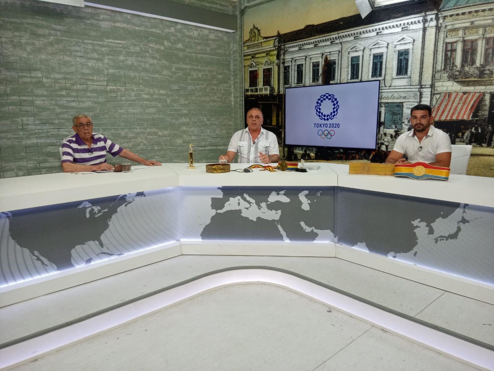 Realizatorul de emisiuni sportive din Prahova, Marian Pușcaș, revine “pe sticlă”, la Ploiești TV, cu trei episoade dedicate Jocurilor Olimpice. Primii invitați – foștii boxeri de mare succes Ion Alexe și Georgian Popescu