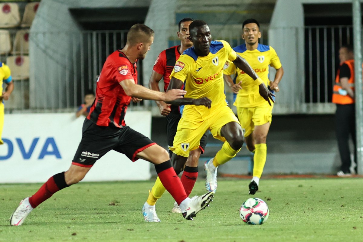 Revenire în Top 6 din Liga a II-a pentru ACS Petrolul ’52 Ploiești, după două reprize diametral opuse bifate în compania echipei FK Csikszereda. Prima – cu demaraj pe “pistol” și distanțare rapidă la 2-0; a doua cu… “autobaza” în careul lui Avram, și din cauza eliminării juniorului Pîrvulescu! Revenire în Top 6 din Liga a II-a pentru ACS Petrolul ’52 Ploiești, după două reprize diametral opuse bifate în compania echipei FK Csikszereda. Prima – cu demaraj pe “pistol” și distanțare rapidă la 2-0; a doua cu… “autobaza” în careul lui Avram, și din cauza eliminării juniorului Pîrvulescu!