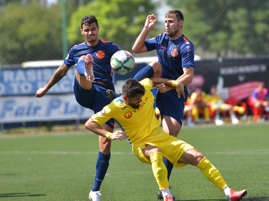 Nu s-a pierdut meciul din cauza arbitrului în “Pantelimon”! Dar, dacă asistenții au fost OK, centralul i-a mai “ciupit” pe ici, pe colo pe găzari! Cel mai tare, la ultima fază a meciului!