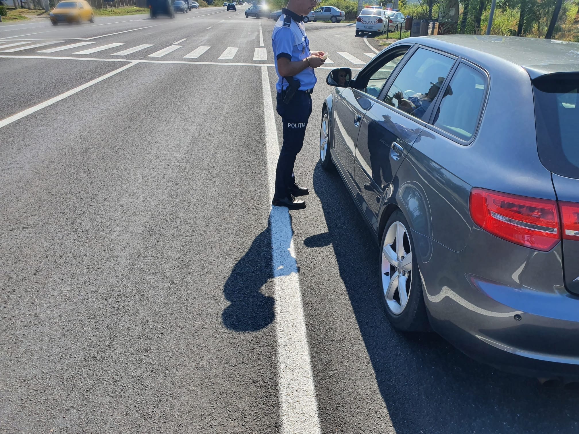 Taximetrist agresiv acuzat de ultraj asupra unui polițist