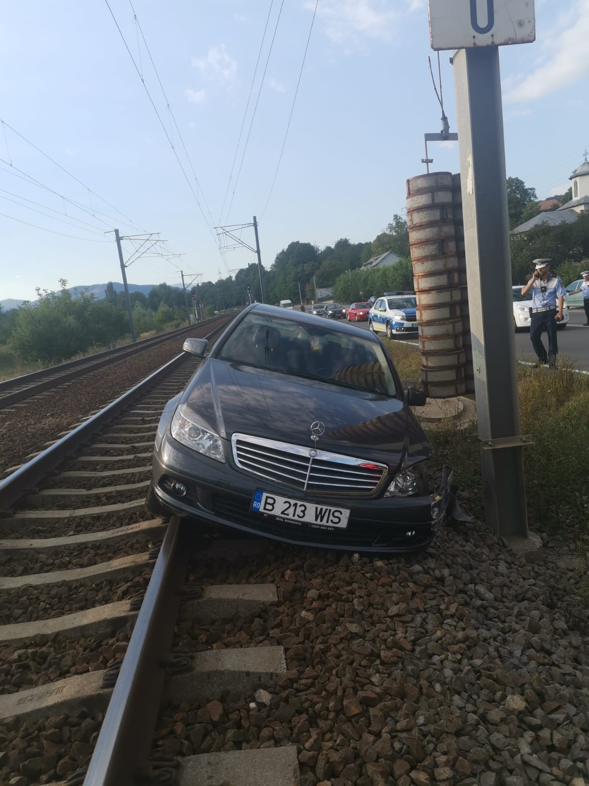 Accident bizar la Breaza. O mașină a blocat complet calea ferată timp de două ore Accident bizar la Breaza. O mașină a blocat complet calea ferată timp de două ore