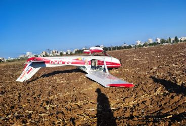 Un avion a aterizat forțat cu fundul în sus, pe un câmp de la Strejnic