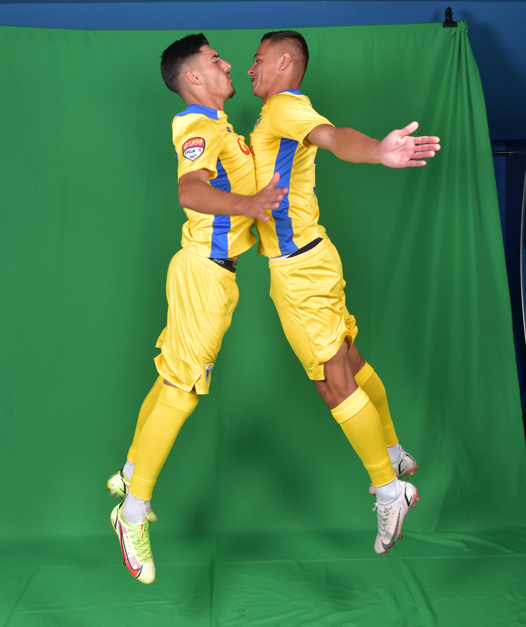 Atmosfera excelentă din tabăra Petrolului ’52 este dovedită și de fotoshootingul de joi! Glume inspirate și ipostaze originale ale “lupilor” în fața obiectivului Maestrului Răzvan Păsărică, premiant al APS